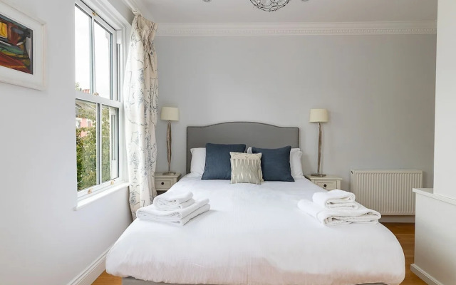 JOIVY Stunning 3 bed House Close to Westfield