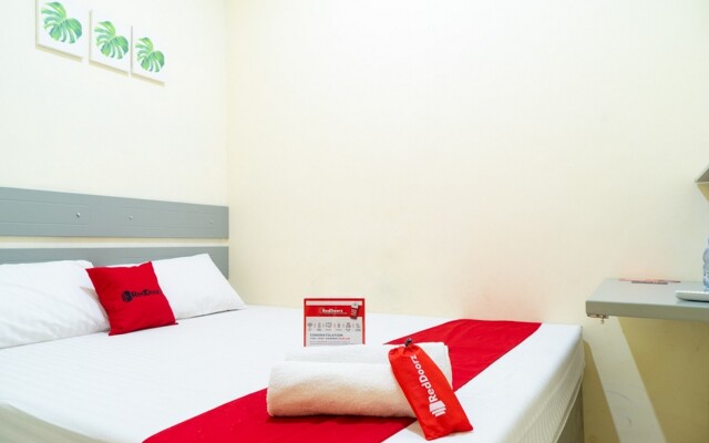 RedDoorz near CBD Ciledug