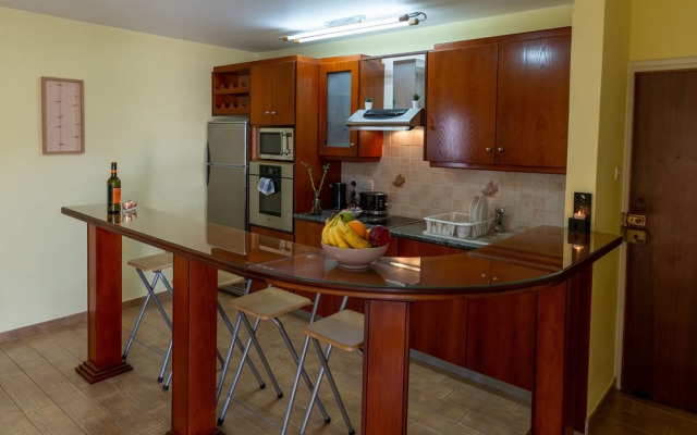 Gold Feathers Apartment By STAY BnB