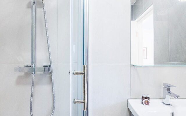 North West London Studio Apartment - Sleeps 3