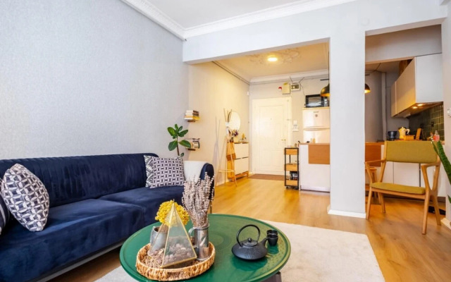 Eclectic Flat Near Metro With Terrace in Kadikoy