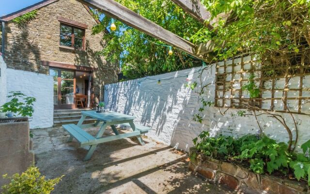 Characteristic Stone Farmhouse in Hilly Devon near Sea