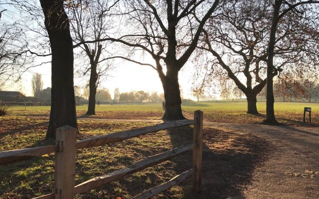 1 Bedroom Apartment With Beautiful Views in Hampstead