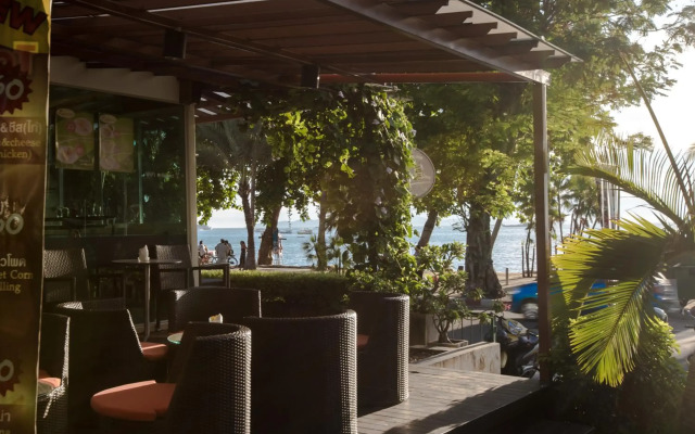 Twin Palms Resort