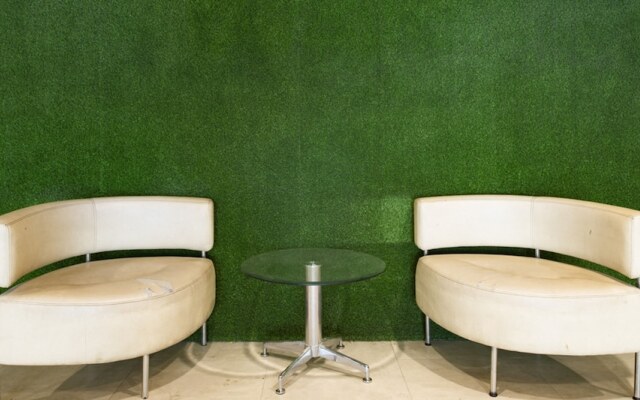 RedDoorz Apartment near Grand City Mall