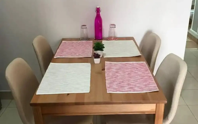 1 Bed - Sleeps 2 - Private Balcony - Free Parking