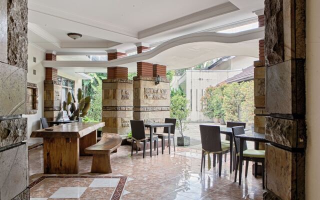 RedDoorz near paris van Java 2