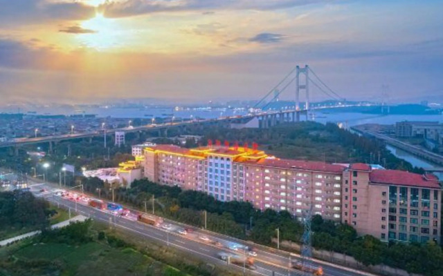 Riverside Hotel