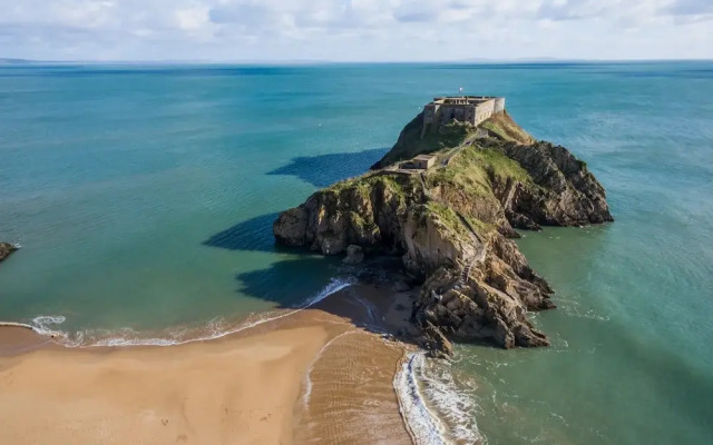 Windermere House - Sea Views Close to Harbour