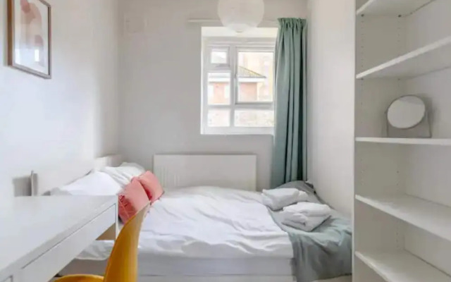 Cosy 4BD Flat W/private Balcony - Nine Elms!