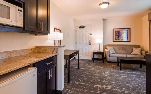 Best Western Plus Edmonds Harbor Inn