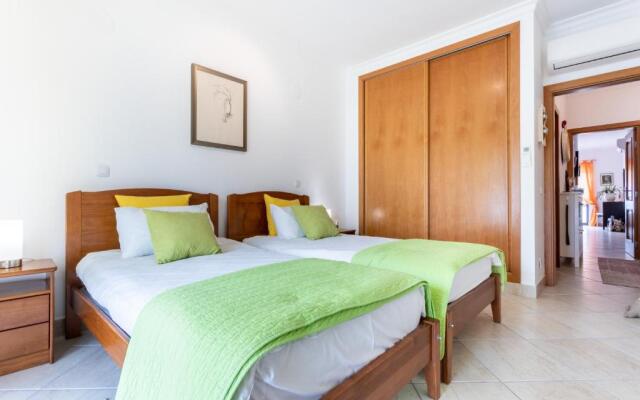 Great 2 bedroom apartment with communal pool