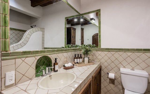 3BR Home with Rooftop & Garage in Centro