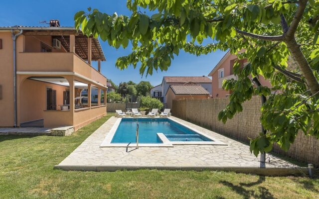 Two Bedrooms Ground Floor Apartment With Private Pool and Garden Near Pula