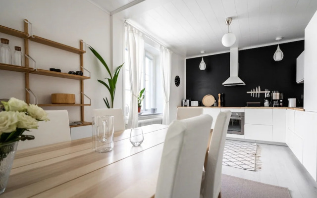 Luminous 1br next to Puu-Vallilla
