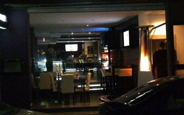 Highlander Guest House And Bar