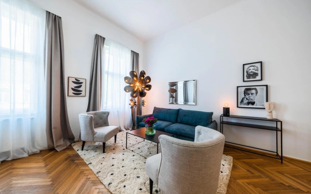 Deluxe Apartment With Parking and Office Next to the City Park