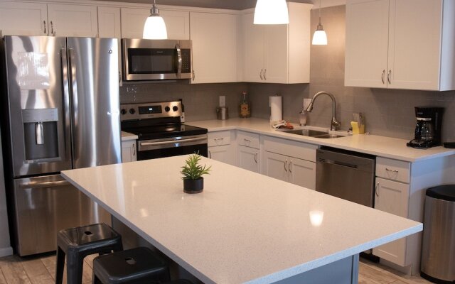 Moreland Retreat Huge Jacuzzi Sleeps 14