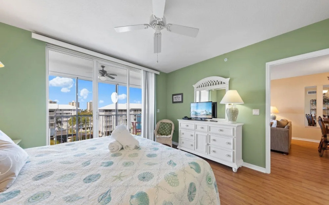 Hibiscus Pointe