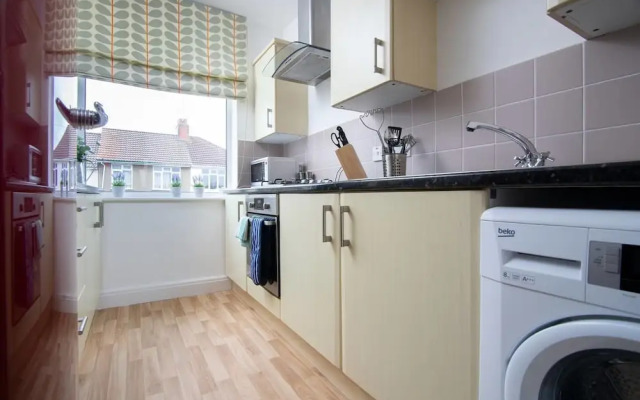 Quiet Residential Apt N/gloucester Road Sleeps 4
