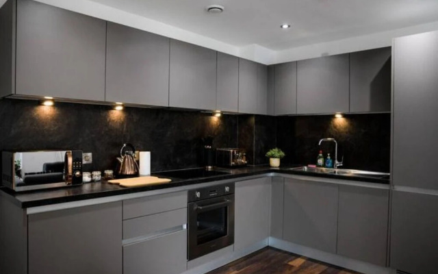 Spacious 2 Bedroom Flat with Balcony Close to Train Station
