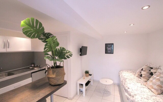 Charming Studio With Yard Near the sea