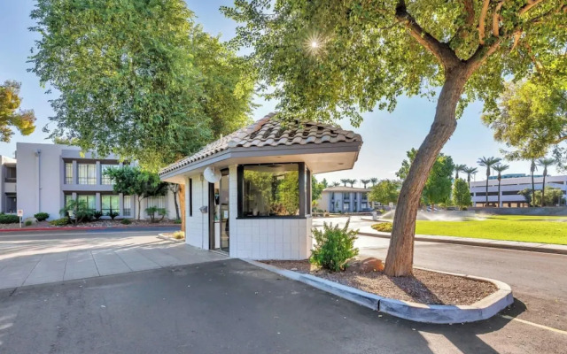 Sleek Phoenix Condo: Walk to Biltmore Fashion Park