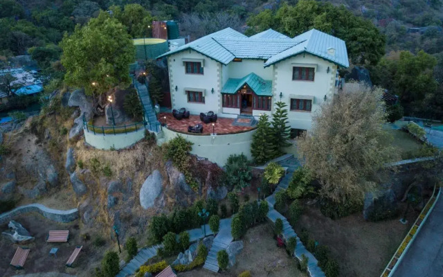 The Colonial Manek Manor