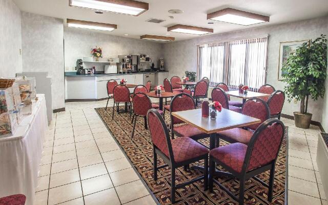 Econo Lodge Inn & Suites