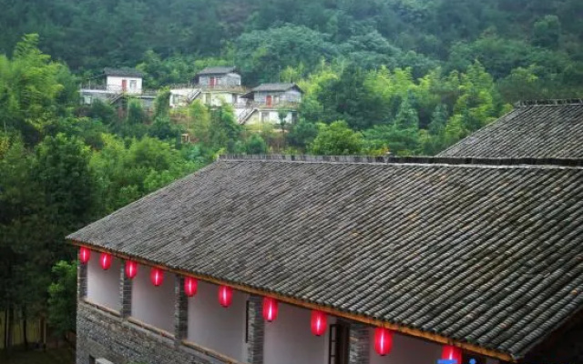 Wolong Riverside Manor