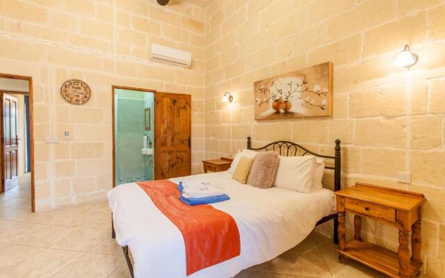 Centre Island Gozitan Farmhouse & Pool