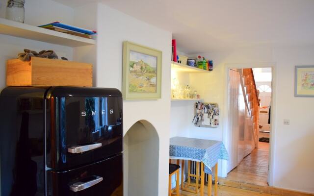 1 Bedroom Home With Private Garden in Barons Court