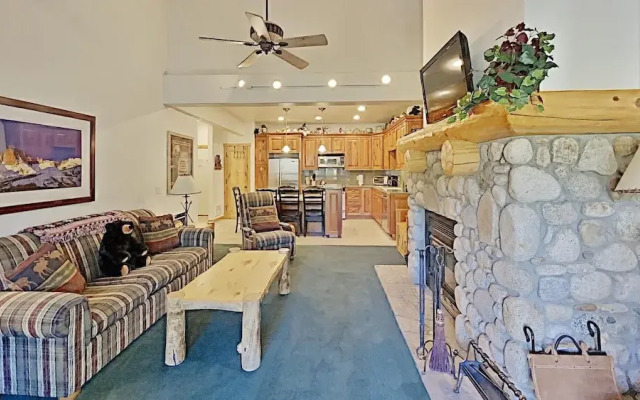 Spacious 2 Bedroom Condo with Loft! Stargazing, Quiet Neighborhood! by RedAwning