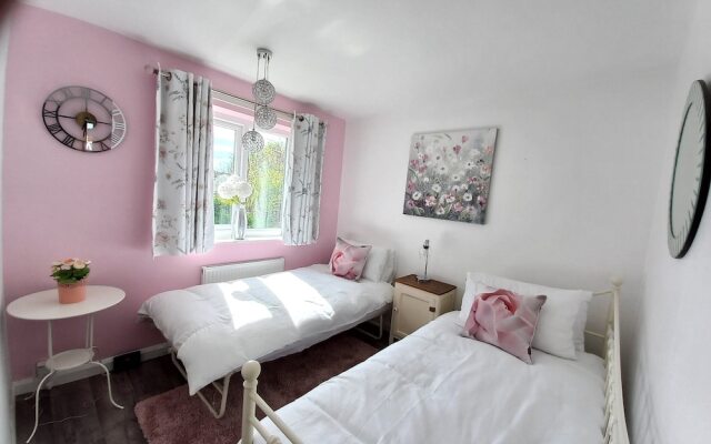 Charming Wentworth Lodge With Countryside Views