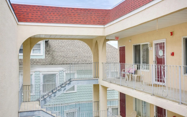 Quaint Wildwood Condo ~ Walk to Beach!