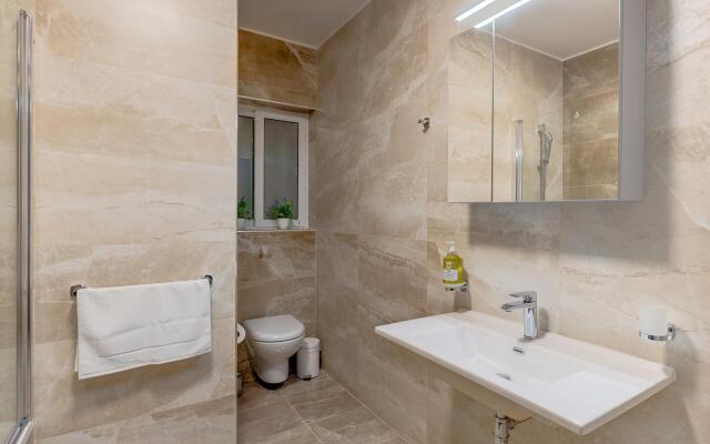 Chic 2BR Apartment, Ideal Location