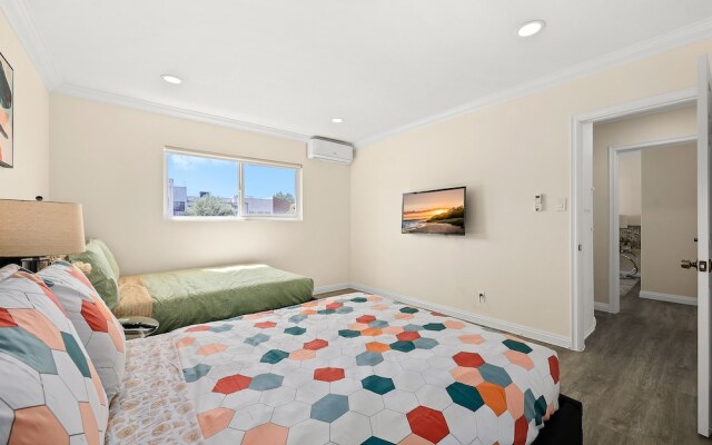 Sunny & Cheerful Near I-10 ~ Queen Beds ~ Parking