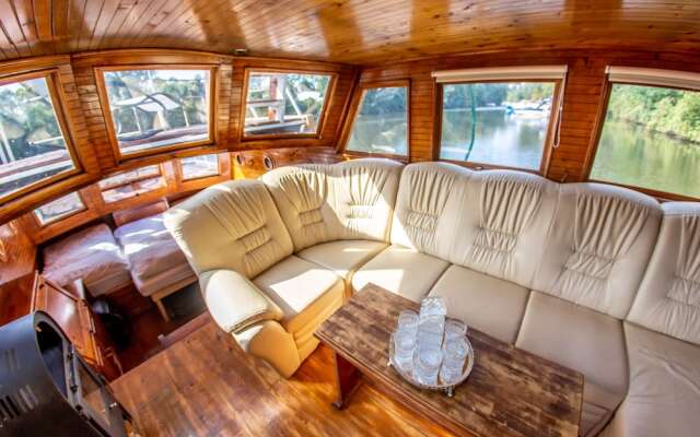 Prague Bay Houseboats
