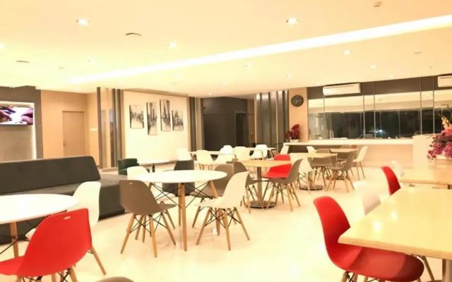 Front One Hotel Gresik