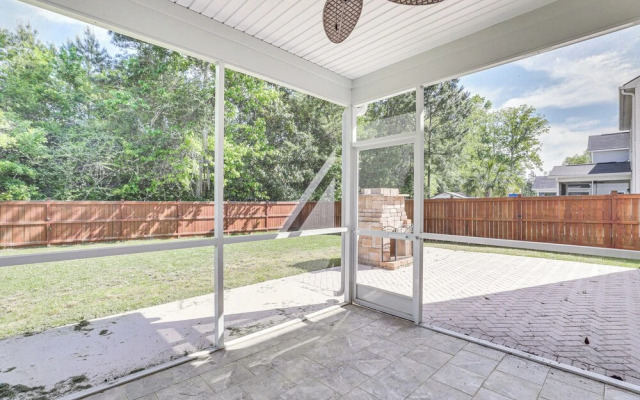 Pet-friendly Ladson Home: 23 Mi to Charleston!