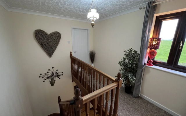 4 Bedroom Detached Farmhouse Mountain Views