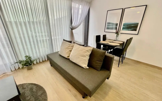 Modern 1BR Near Diamond District by Oneluxstay