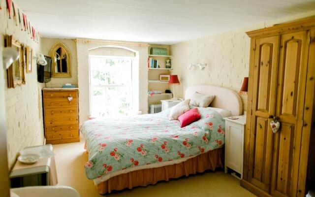 Cosy Cottage ground floor bedroom ensuite with private entrance