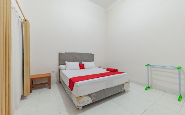 RedDoorz near GOR Parenggean