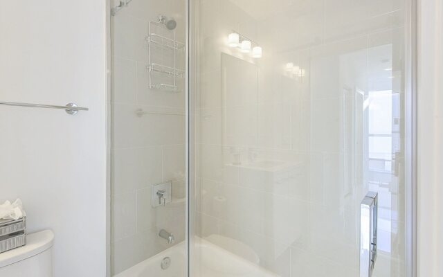 Tri-level Pompano Beach Townhouse by RedAwning