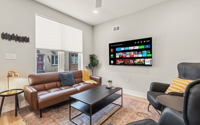 Stylish Near Stadiums & Nightlife Game Room