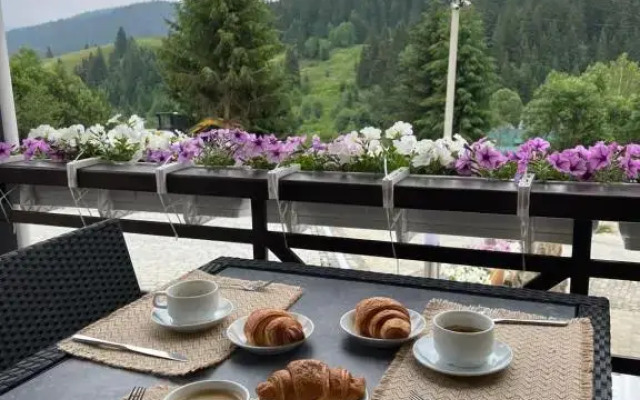 Lastivka Guest House