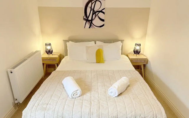 Cotswolds Large 4 Bed House Parking-Wifi