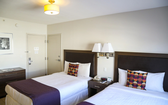 Collins Hotel - Image 5