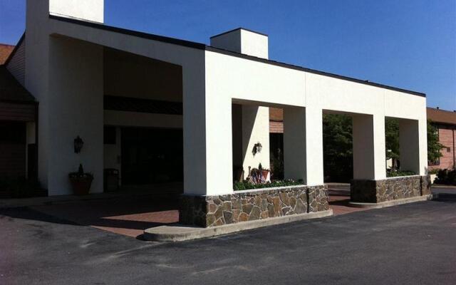 Holiday Lodge Hotel & Conference Center